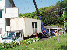 太宰府市老人ホーム　コンテナ塗装工事　コンテナ移動中