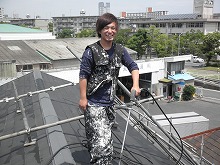 東区で高圧洗浄中のナオキでーす