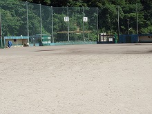 太宰府市　高校グラウンド　フェンス壁、屋根塗装　施工前