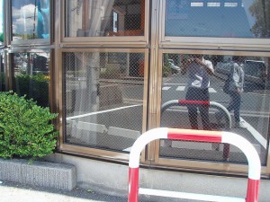 福岡県　東区　郵便局ガラス取り換え工事　完了