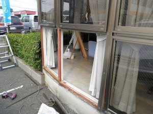 福岡県　東区　郵便局ガラス取り換え工事　施工前