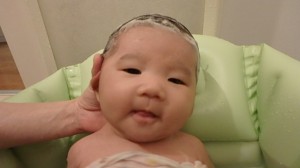 春日市星見ヶ丘　自宅で頭を洗うスーちゃん