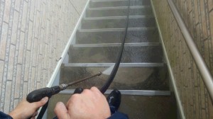 佐賀県　中田様所有　アパート　階段　高圧洗浄施工中