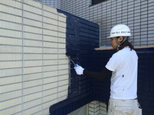 春日市　塗装工事　中塗り施工中