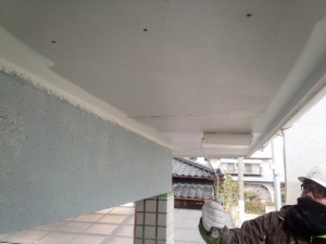 佐賀県　中田様邸　軒天塗装　上塗り１回目施工中