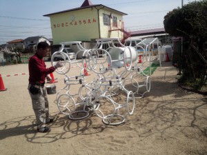 太宰府市　ちいさこべ幼稚園　遊具　塗装工事　下塗り施工中