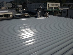 大野城市　安藤ビル　屋根　塗装工事　上塗り１回目施工中