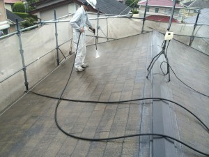 宇美町　塗装工事　Ｋ様　屋根塗装　高圧洗浄施工中