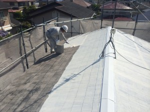 宇美町　塗装工事　Ｋ様邸　屋根　遮熱下塗り施工中