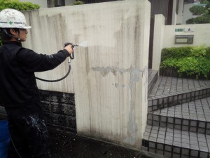 太宰府市　塗装工事　Ｍ様邸外塀　高圧洗浄施工中