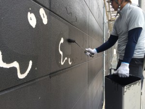 福岡市　レッドキャベツ福岡空港店　外壁　塗装工事　中塗り
