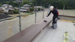筑紫野市　ＪＡ阿志岐支店　塗装工事　パラペット　上塗り２回目施工中