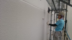筑紫野市　ＪＡ阿志岐支店　塗装工事　外壁　上塗り２回目　施工中