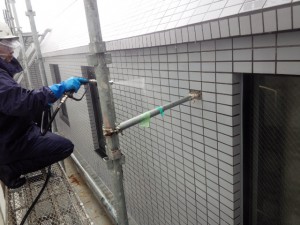 春日市　塗装工事　バジェットホテル　タイル高圧洗浄　施工中