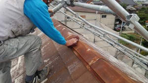 久留米市　アイゼン通運　塗装工事　屋根棟板金　ケレン施工中