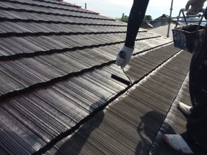 大野城市　塗装工事　Ｉ様邸　屋根　遮熱マイティーシリコン　１回目施工中