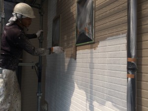 大野城市　塗装工事　Ｉ様邸　タイル模様壁　目地色　上塗り塗装　１回目