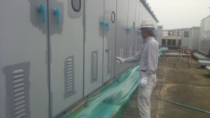 福岡市　博多区　塗装工事　センタープレイス　屋上キューピクル　上塗り施工中