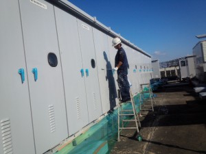 福岡市　博多区　センタープレイス　塗装工事　屋上キューピクル　錆止め施工中