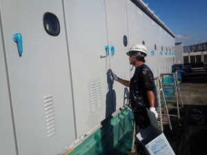 福岡市　博多区　センタープレイス　塗装工事　屋上キューピクル　中塗り　施工中