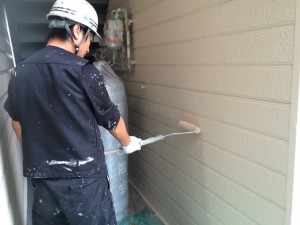 太宰府市　塗装工事　ロイヤル桜町　外壁　上塗り施工中