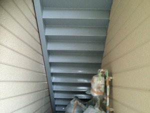 太宰府市　塗装工事　ロイヤル桜町　鉄骨階段　上塗り１回目　完了