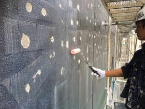 福岡市　博多区　塗装工事　レッドキャベツ月隈店　外壁一部塗装工事　下塗り施工中