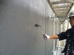 福岡市　博多区　塗装工事　レッドキャベツ月隈店　外壁一部塗装工事　上塗り施工中
