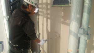 福岡市博多区　FMT　塗装工事　外壁　下塗り施工中