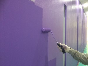 福岡市中央区　塗装工事　ミーナ天神　内部壁塗装　水性ケンエース２回目　施工中