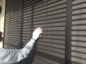 宗像市　塗装工事　雨戸　ケレン施工中