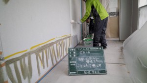 サンケア太宰府　大規模改修工事　外壁　下塗り施工中