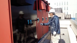 福岡市　博多区　博多駅前第２ビル 屋上　キューピクル　塗装工事 　上塗り１回目　施工中