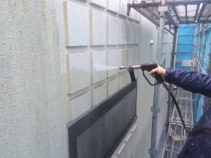 福岡市　早良区　徳栄寺　塗装工事　外壁塗装　高圧洗浄施工中