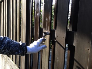 福岡市早良区　塗装工事　徳栄寺　木塀　塗装　施工中