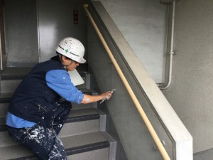 大野城市　塗装工事　リバーサイドシブタ　内部階段　壁　塗装工事　下地処理施工中