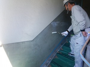 大野城市　塗装工事　Ｒマンション　配管　塗装工事　腰壁塗装　ｶﾁｵﾝｼｰﾗｰ施工中