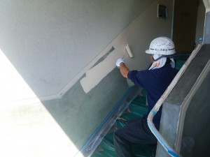大野城市　塗装工事　Ｒマンション　配管　塗装工事　腰壁塗装　オーデフレッシュＳｉ　１回目施工中