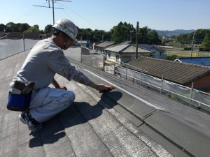 大野城市　塗装工事　Ｓアパート　屋根塗装　棟板金　ケレン施工中