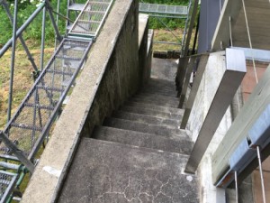 福岡県　糸島市　塗装工事　雷山の森　別荘　階段　塗り床　施工前