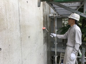 福岡県　糸島市　塗装工事　雷山の森　別荘　爆裂下地処理　ミクロンガード１回目