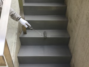 福岡県　糸島市　塗装工事　雷山の森　別荘　階段　塗り床　上塗り２回目