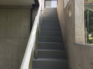 福岡県　糸島市　塗装工事　雷山の森　別荘　階段　塗り床　完了