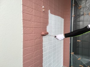 大野城市　塗装工事　K様邸　外壁　上塗り　１回目　ピンク系
