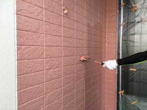 大野城市　塗装工事　K様邸　外壁　上塗り　２回目　ピンク系