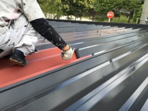 福岡市　中央区　塗装工事　Ｓ様邸　折半屋根　上塗り1回目作業