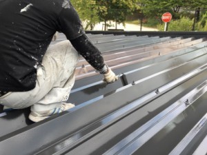 福岡市　中央区　塗装工事　Ｓ様邸　折半屋根　上塗り２回目作業