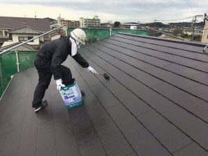 福岡県　塗装工事　篠栗アパート　屋根塗装　上塗り施工中
