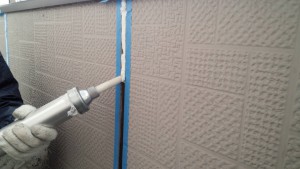 筑紫野市　塗装工事　Ｆ様邸　外壁　シーリング　充填施工中