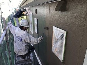 福岡県　粕屋町　アパート　塗装工事　外壁　上塗り２回目　施工中